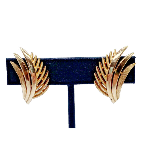 Vintage Crown Trifari Gold Tone Feather Leaf Earrings Clip-on MCM Retro Textured - Picture 1 of 7